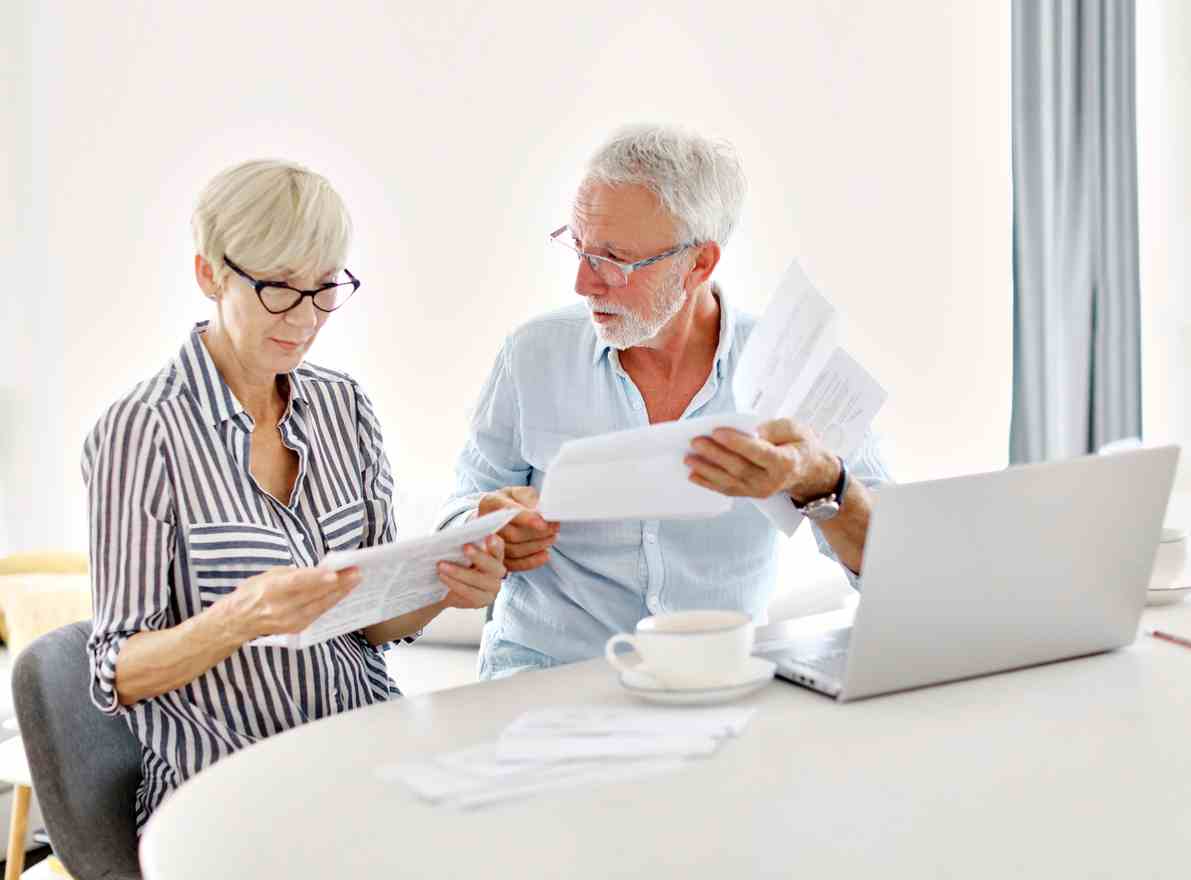 Ett äldre par tar hand om sina fakturor